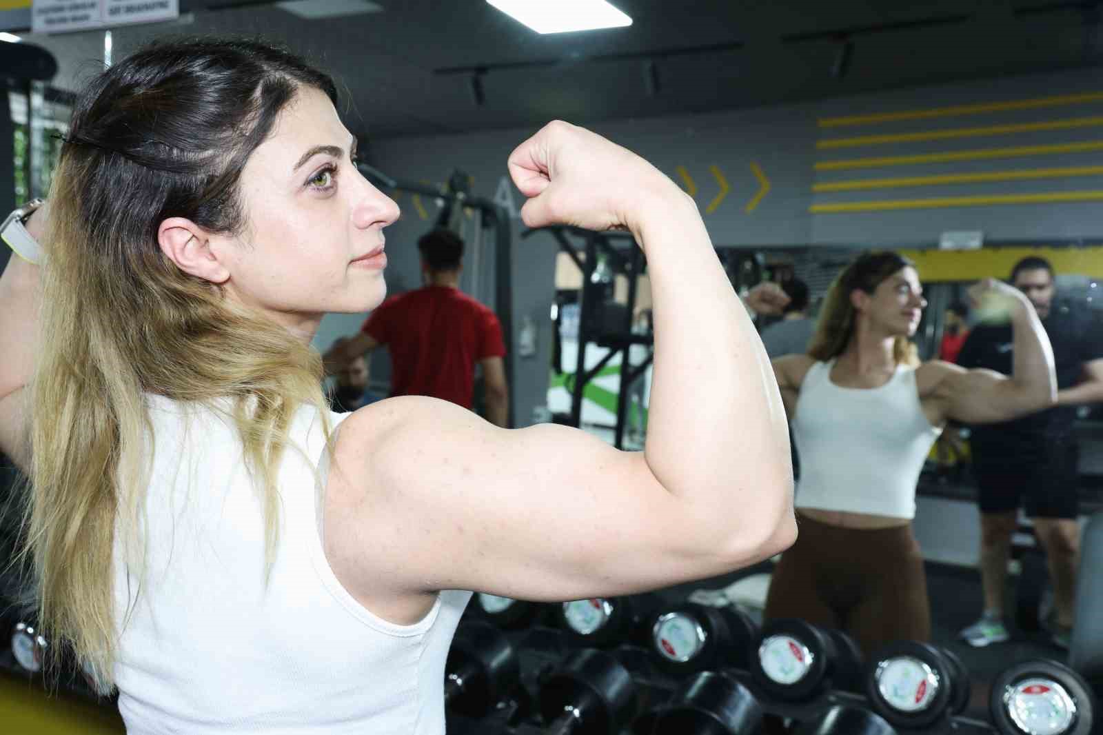 Fitness sporcusu sağlık çalışanı kadının başarı hikayesi görenleri hayran bıraktı