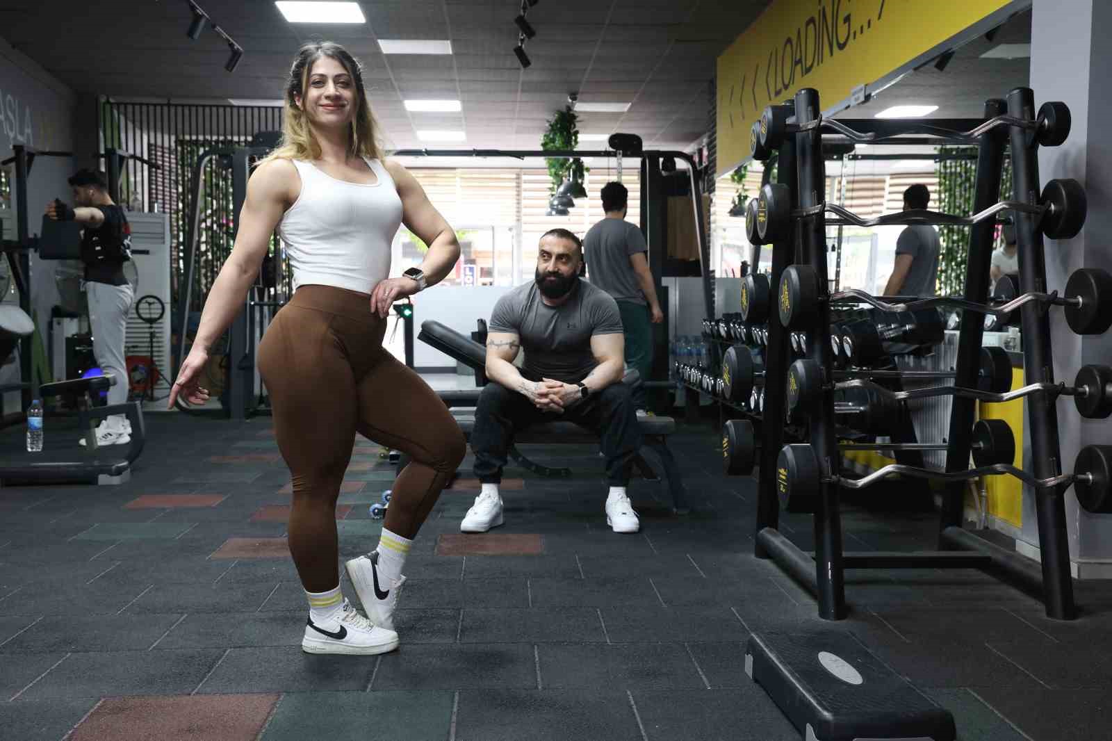 Fitness sporcusu sağlık çalışanı kadının başarı hikayesi görenleri hayran bıraktı