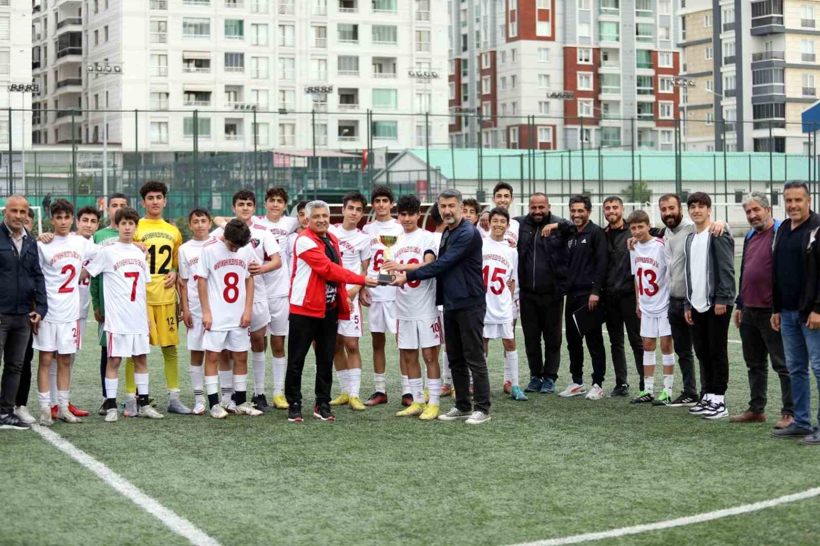 Van Büyükşehir Belediyespor aldığı kupalarla adından söz ettiriyor