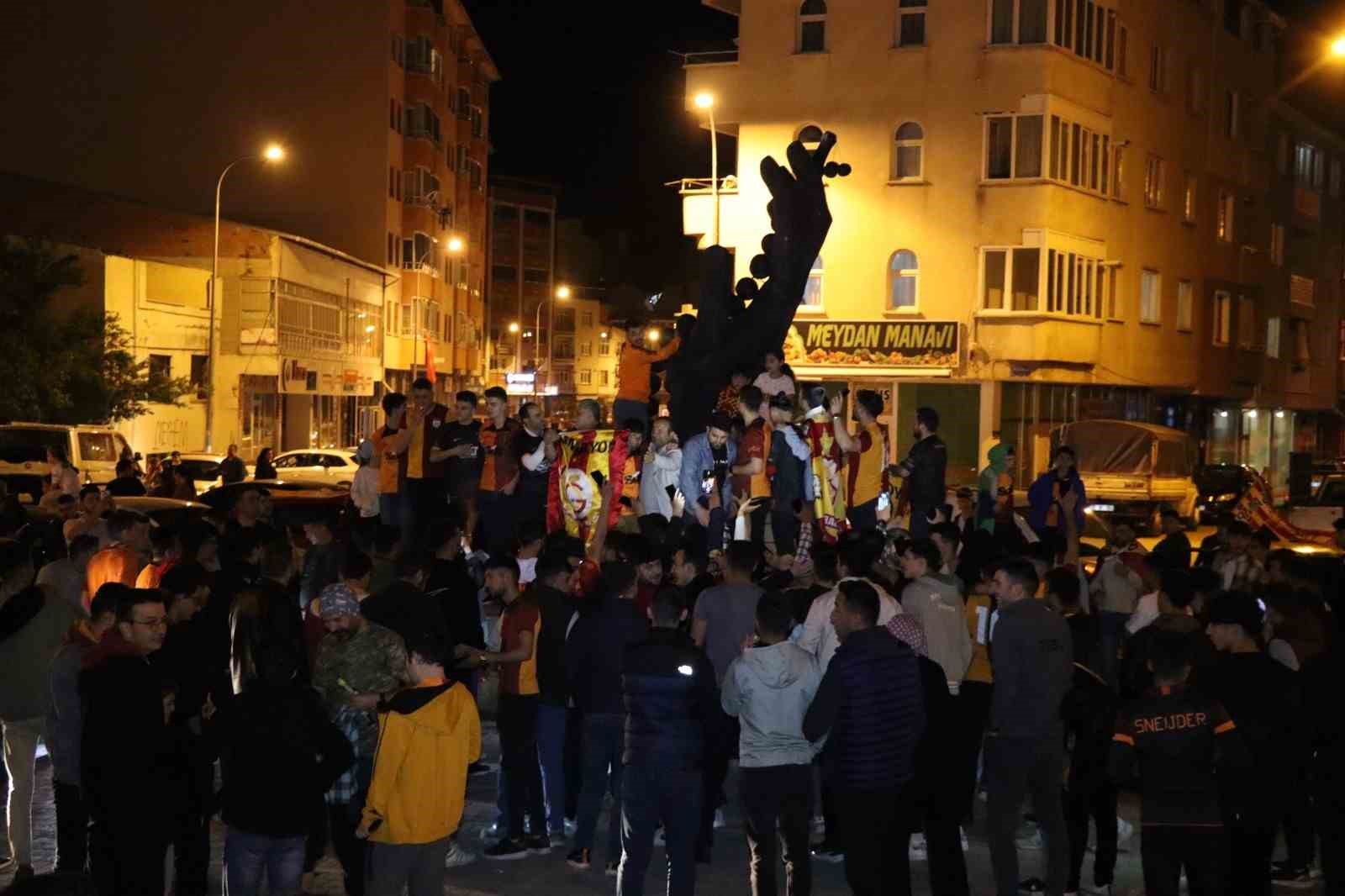 Oltu’da Galatasaray taraftarının şampiyonluk kutlaması