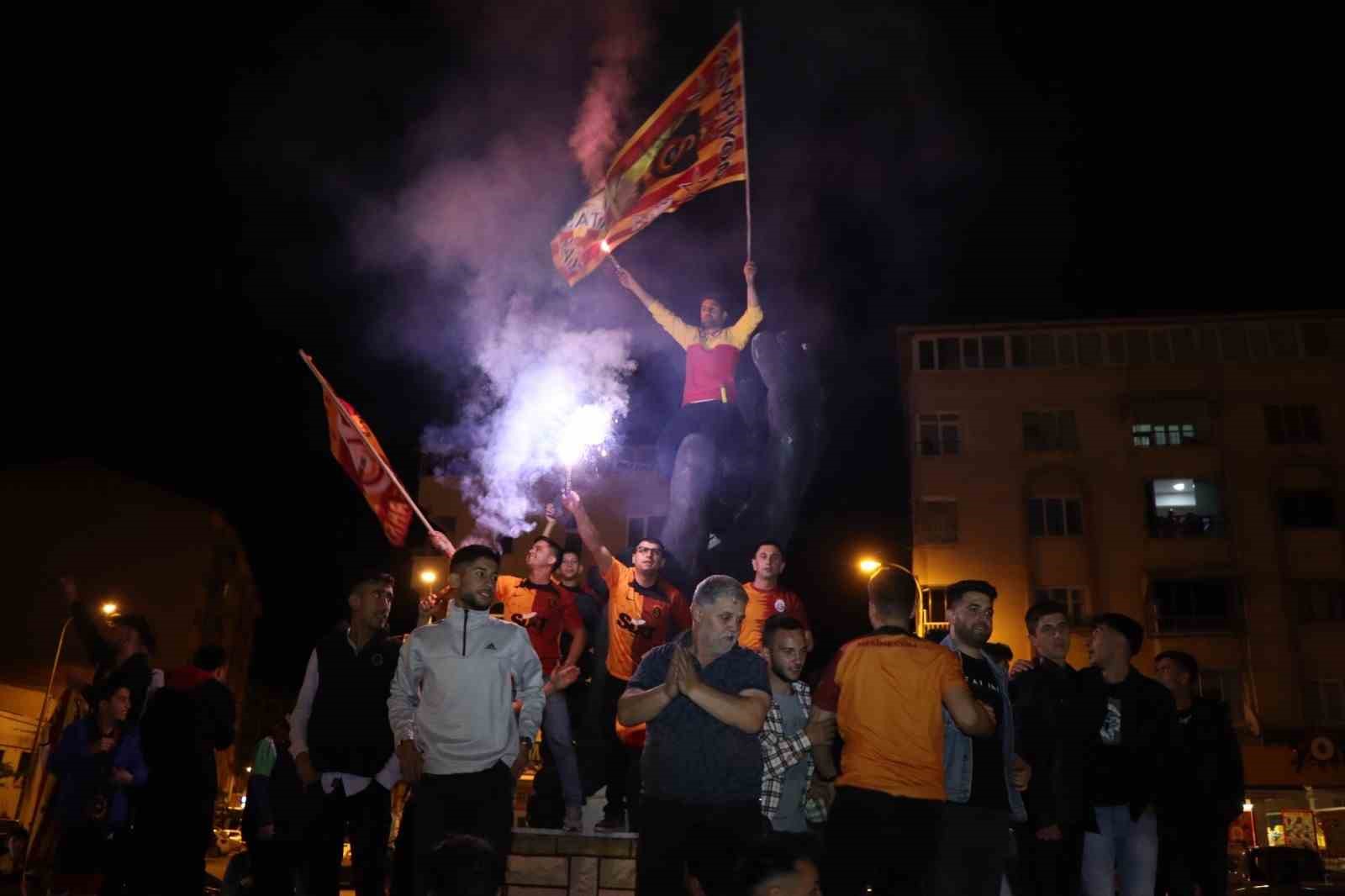 Oltu’da Galatasaray taraftarının şampiyonluk kutlaması
