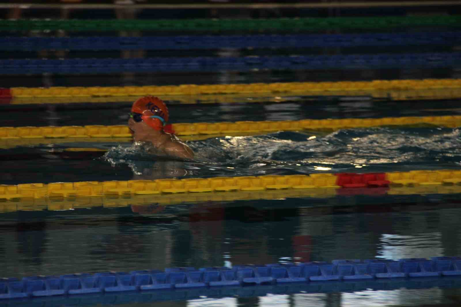 Minik yüzücüler madalya için yarıştı
