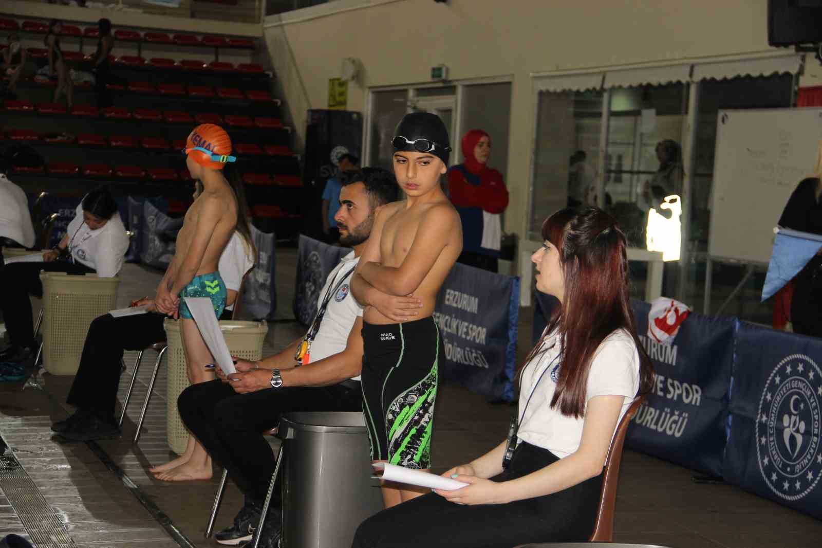 Minik yüzücüler madalya için yarıştı