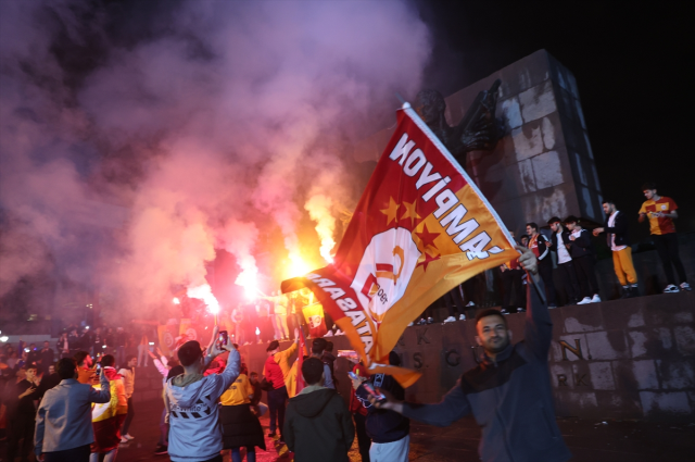 Galatasaray'ın şampiyonluğu sonrası sarı-kırmızılı taraftarlar sokaklara döküldü