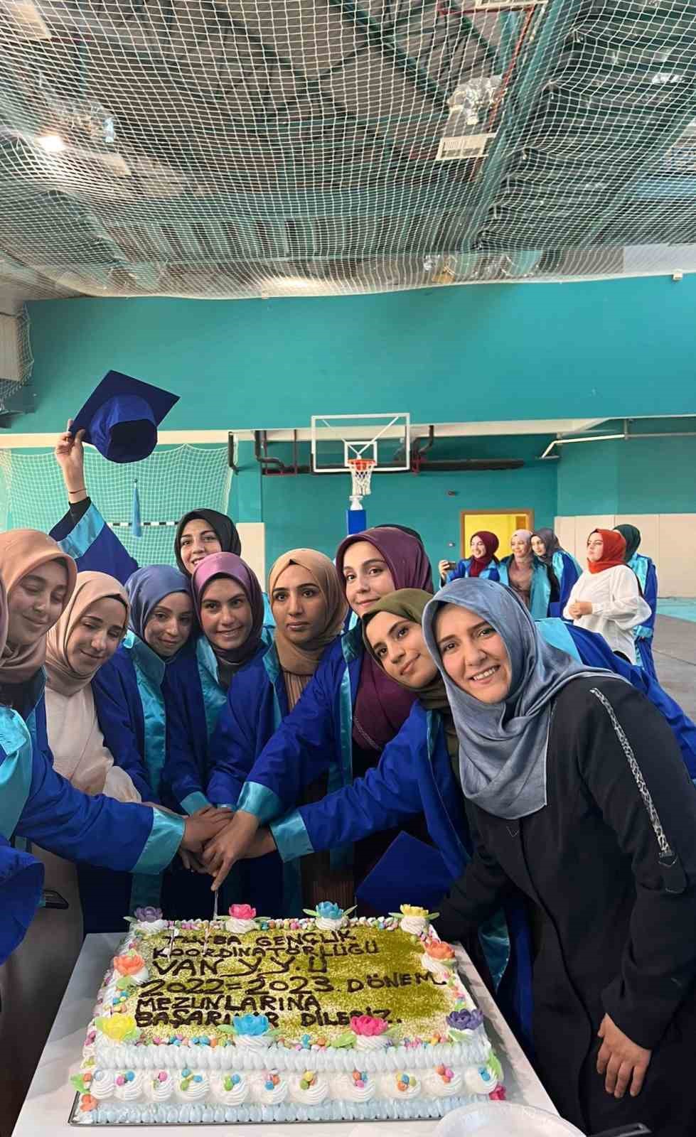 Lisans eğitimlerini tamamlayan 100 bayan öğrenci mezun oldu