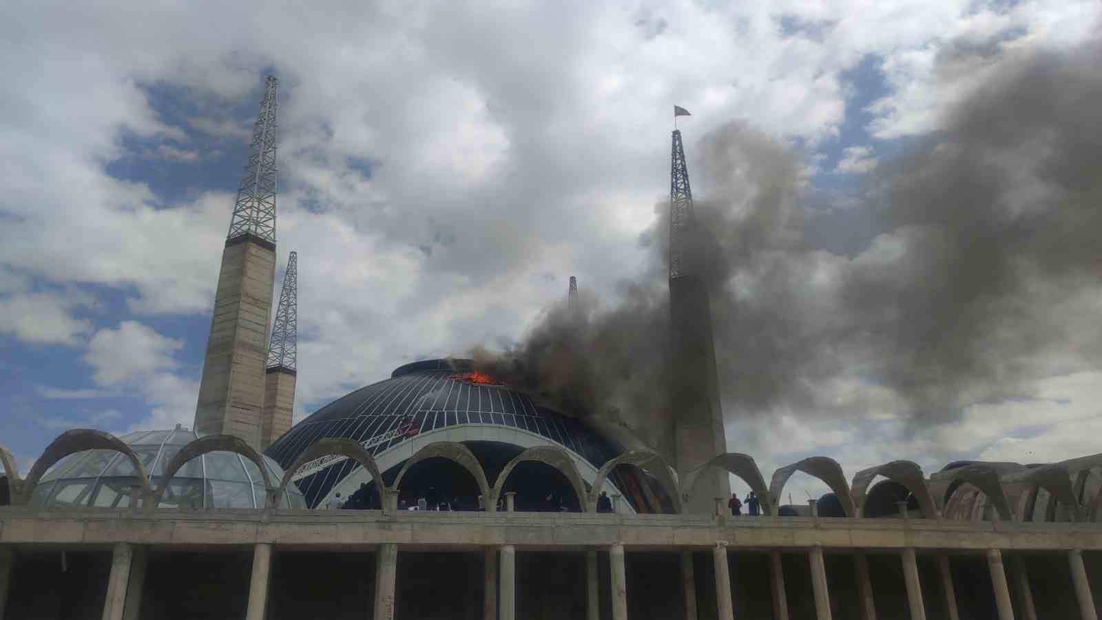 Van’da inşaat halindeki camide yangın
