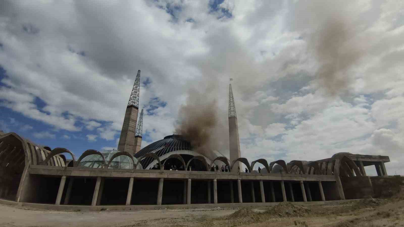 Van’da inşaat halindeki camide yangın