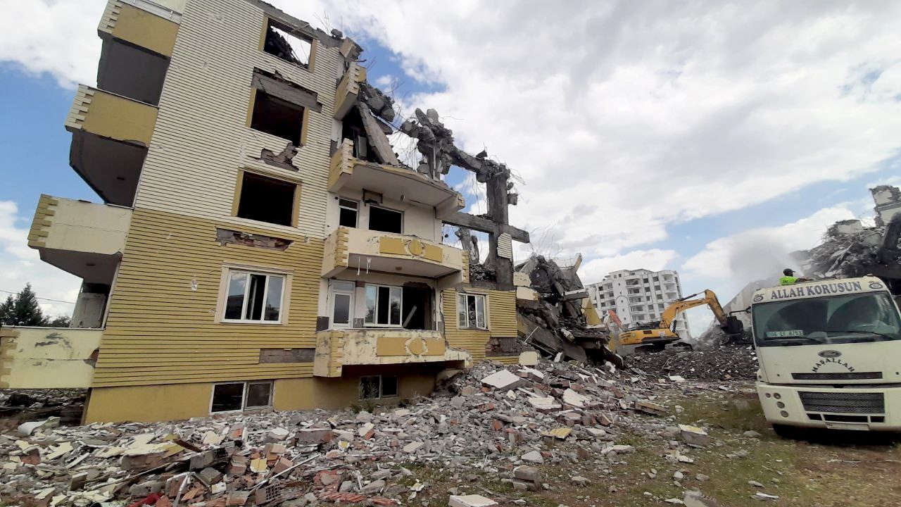 Adıyaman'da ağır hasarlı binaların yüzde 15'i yıkılarak enkazı kaldırıldı