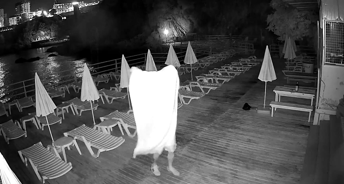Antalya’da havlularla dans edip plaj şemsiyelerini denize atan şahıs için tel örgüler iki katına çıkartıldı