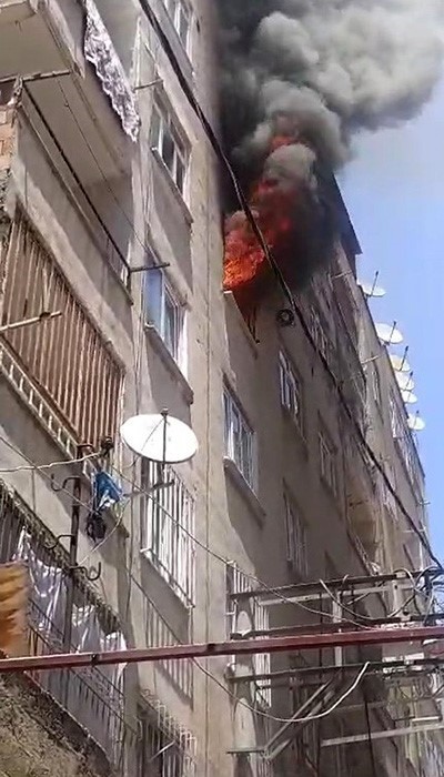 Diyarbakır’da ev yangınının söndürme anı itfaiye erinin kask kamerasında