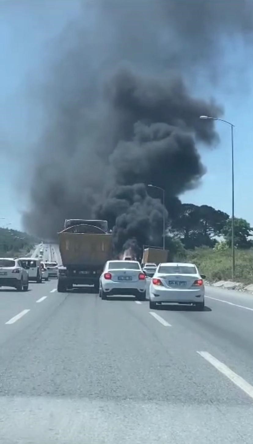 Çekmeköy'de servis aracı alev alev yandı