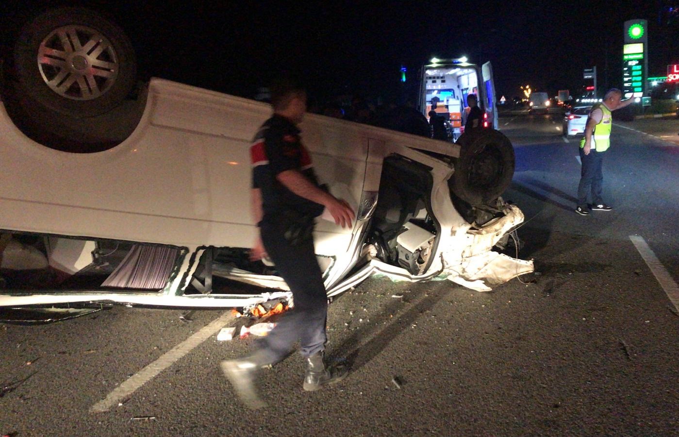 Samsun'da panelvan araç aydınlatma direğine çarptı: 7'si ağır 9 yaralı