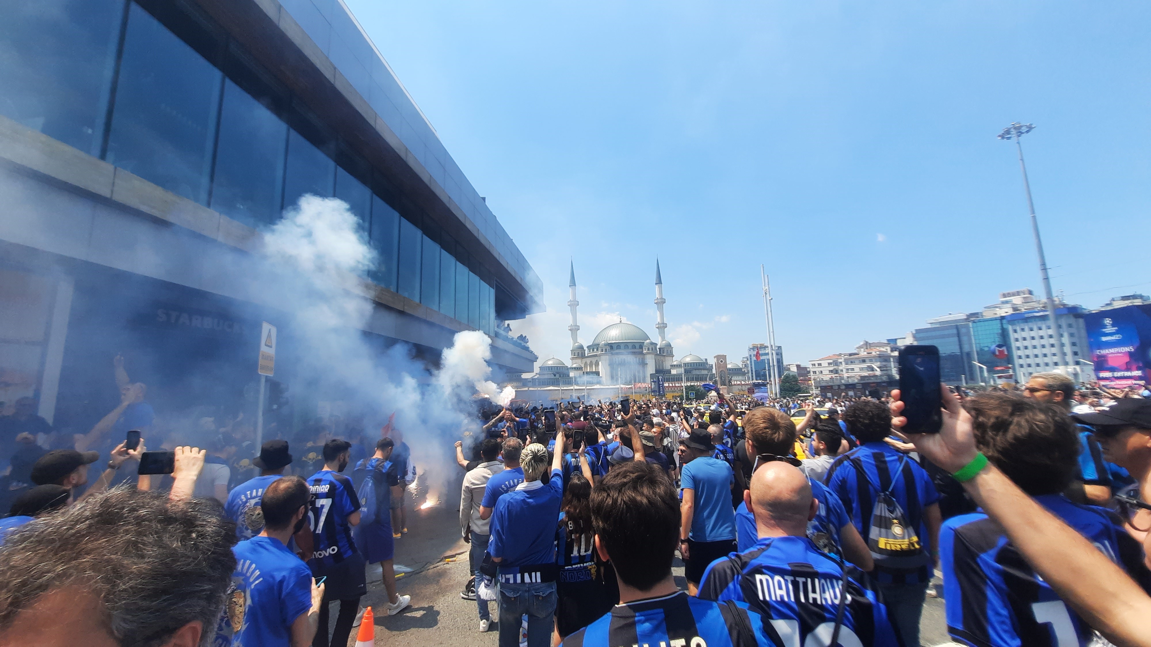 UEFA Şampiyonlar Ligi Finali'ne saatler kala Taksim'de coşkulu görüntüler