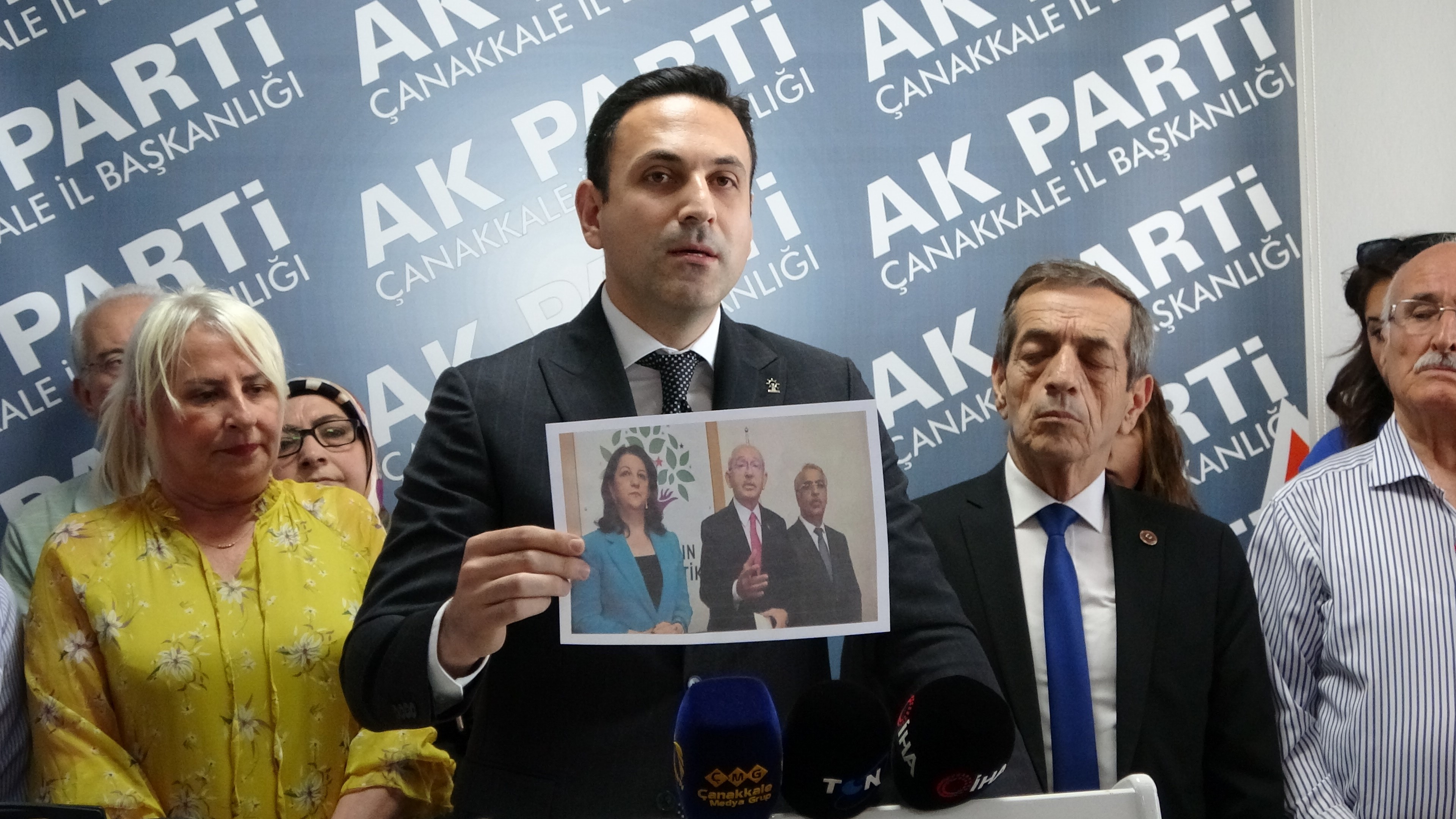 AK Parti Çanakkale İl Başkanı Makas'tan, CHP'li Başkan Gökhan'a 'mor' bavullu gönderme