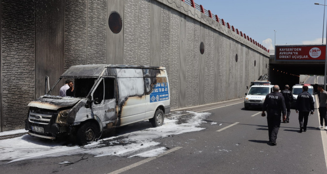 Otomobil alev alev yandı, sahibi yanan aracını gözyaşları içerisinde izledi