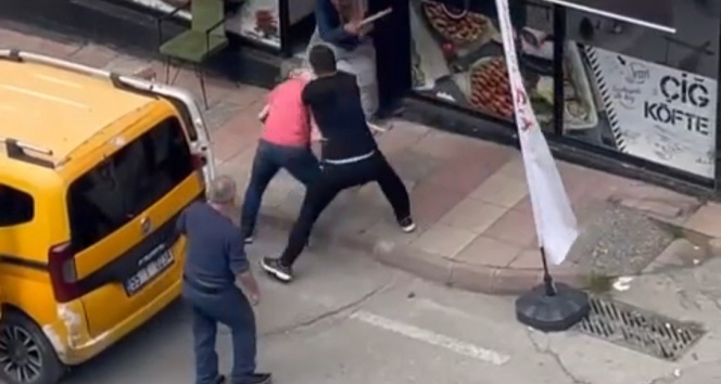 İstanbul'da ilginç trafik kavgası kamerada: Silecekle sürücüye saldırdı