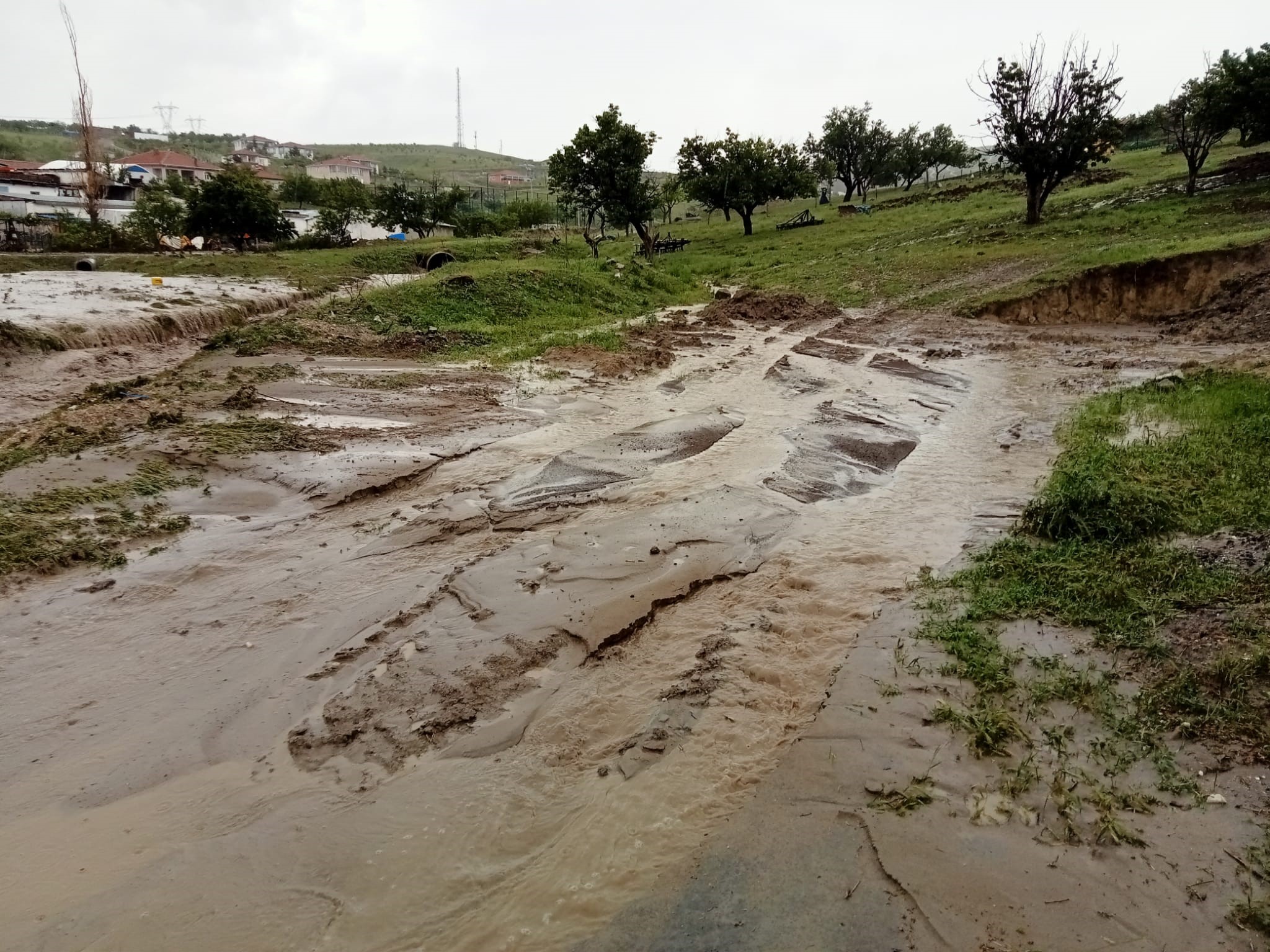 Ankara’da sel hayatı durma noktasına getirdi