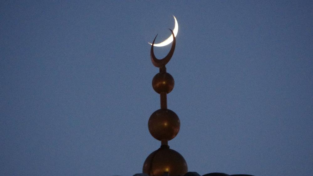 Ay ile yıldızın gökyüzünde buluşması Taksim'de böyle görüntülendi
