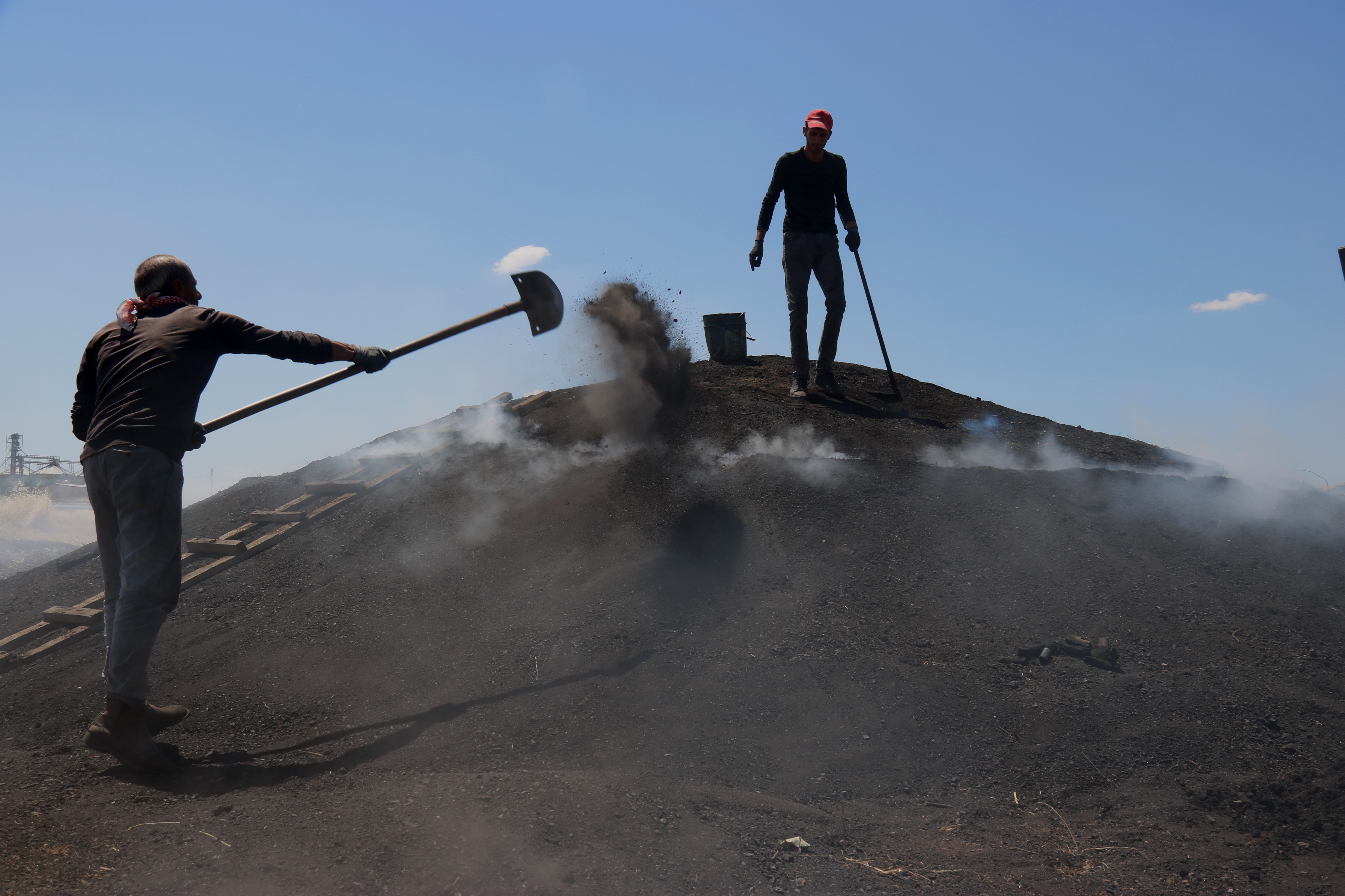 Diyarbakır sıcağında alın teri döken işçiler, ateş karşısında mangal kömürü üretiyor
