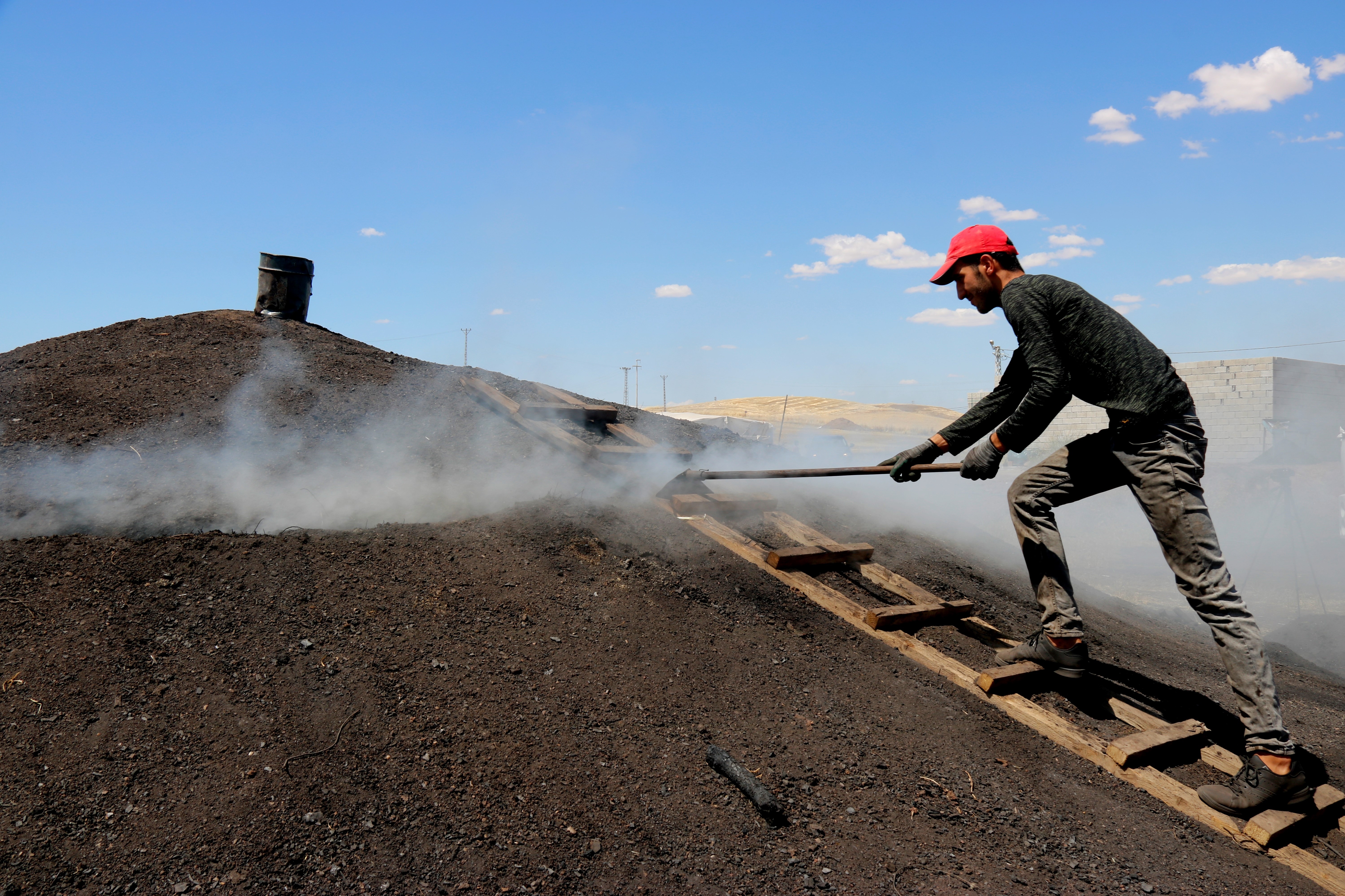 Diyarbakır sıcağında alın teri döken işçiler, ateş karşısında mangal kömürü üretiyor