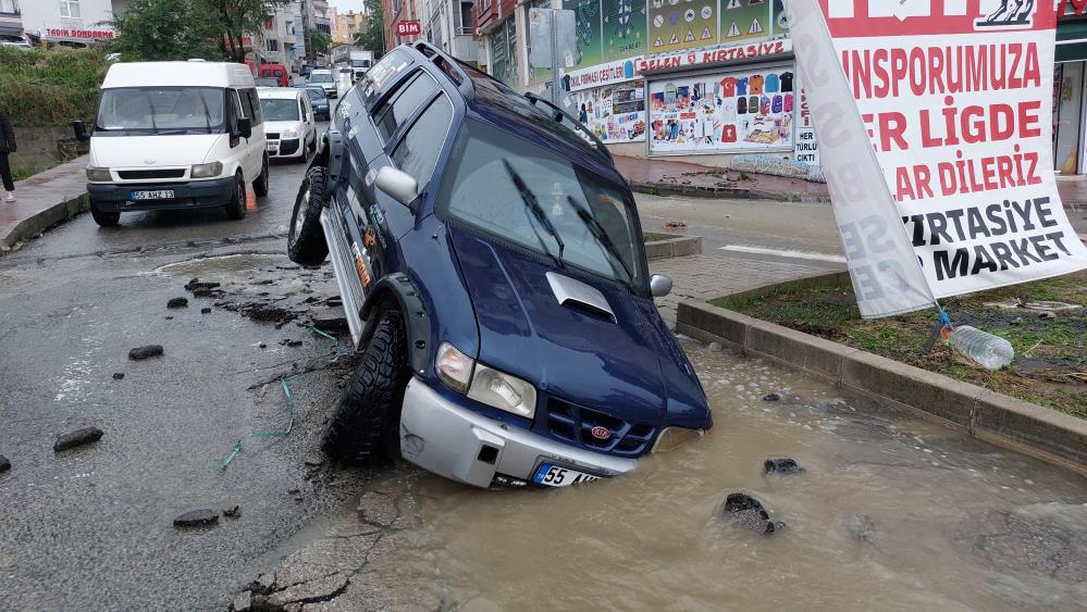 Samsun'da sel: Yollar çöktü, araçlar yolda kaldı