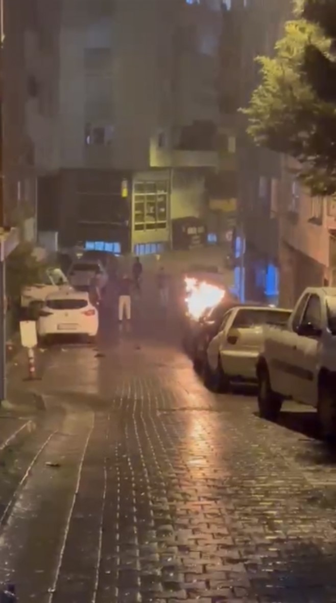 İstanbul’da kundakçı eski sevgili dehşeti kamerada!