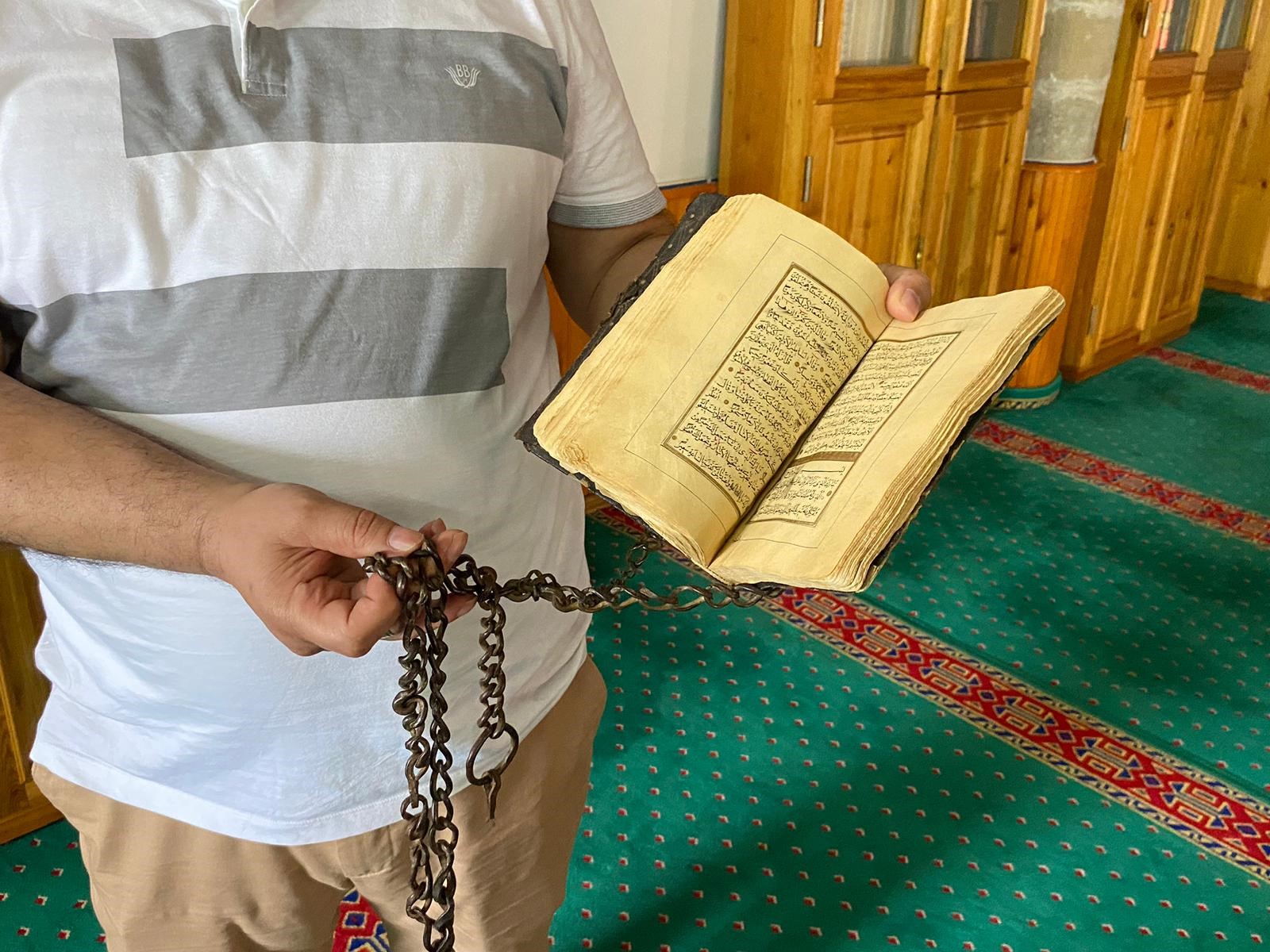300 yıldır muhafaza edilen Kur’an-ı Kerim’in kapağındaki zincirler dikkat çekiyor