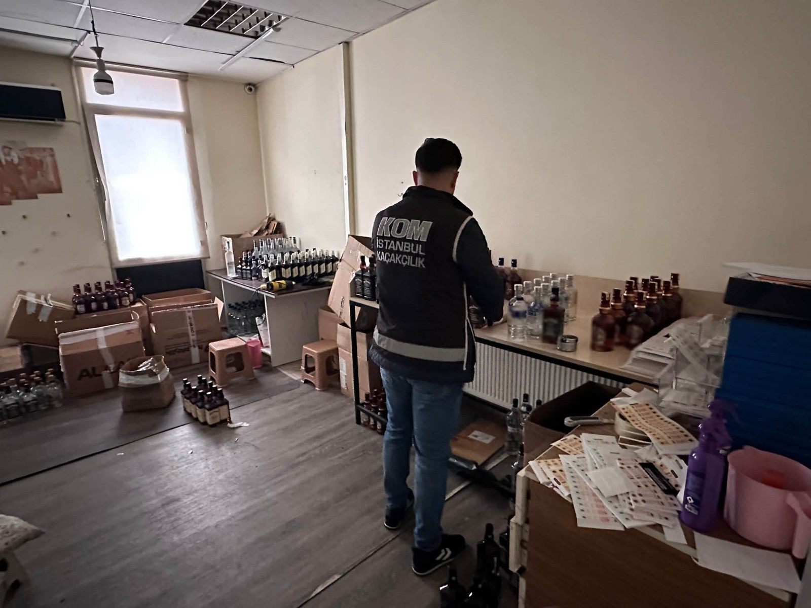 İstanbul'da büyük operasyon: 2 bin 326 şişe sahte içki ele geçirildi