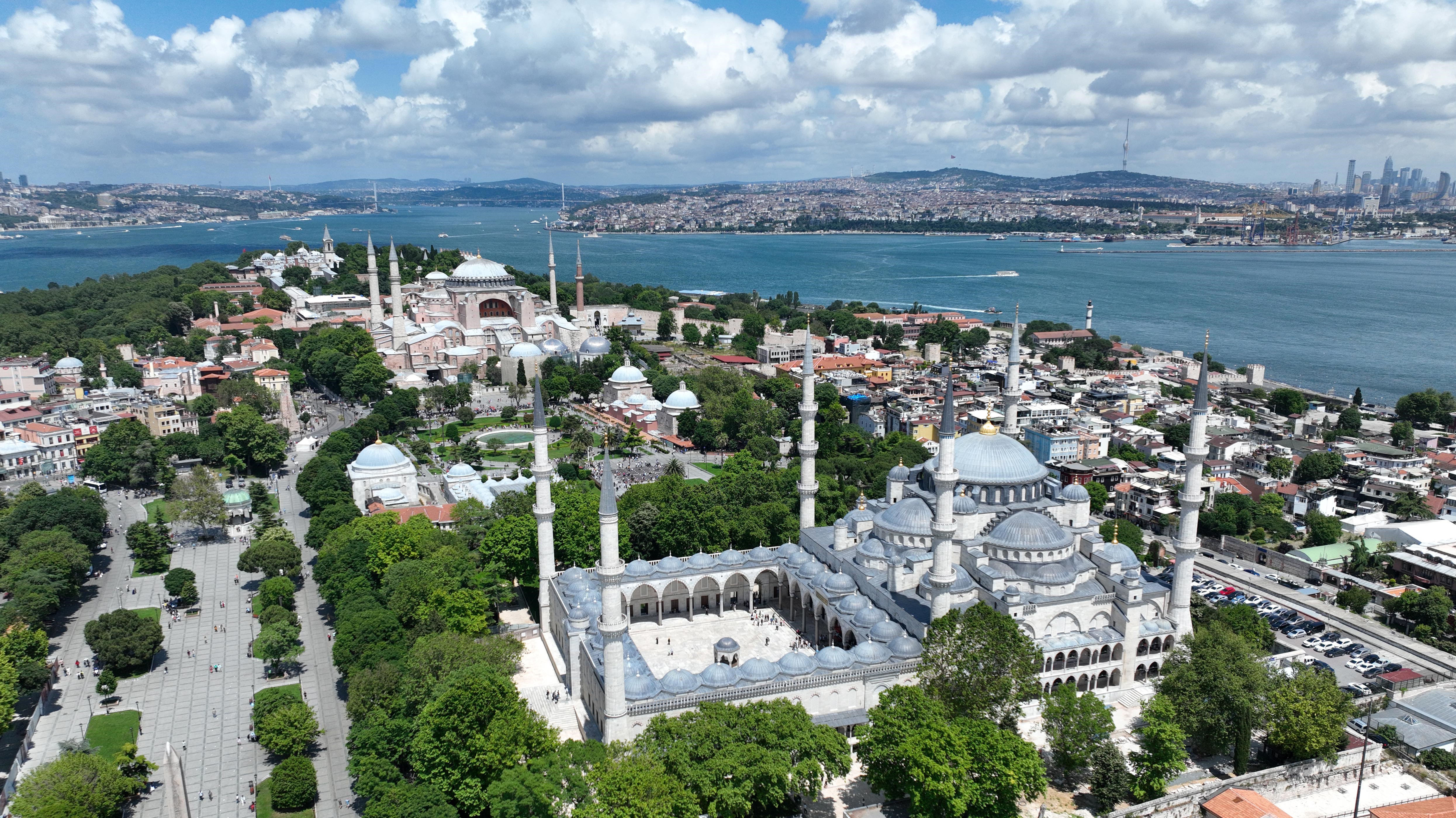 Ayasofya ve Sultanahmet Camii’lerinde karşılıklı ezan okuma geleneği