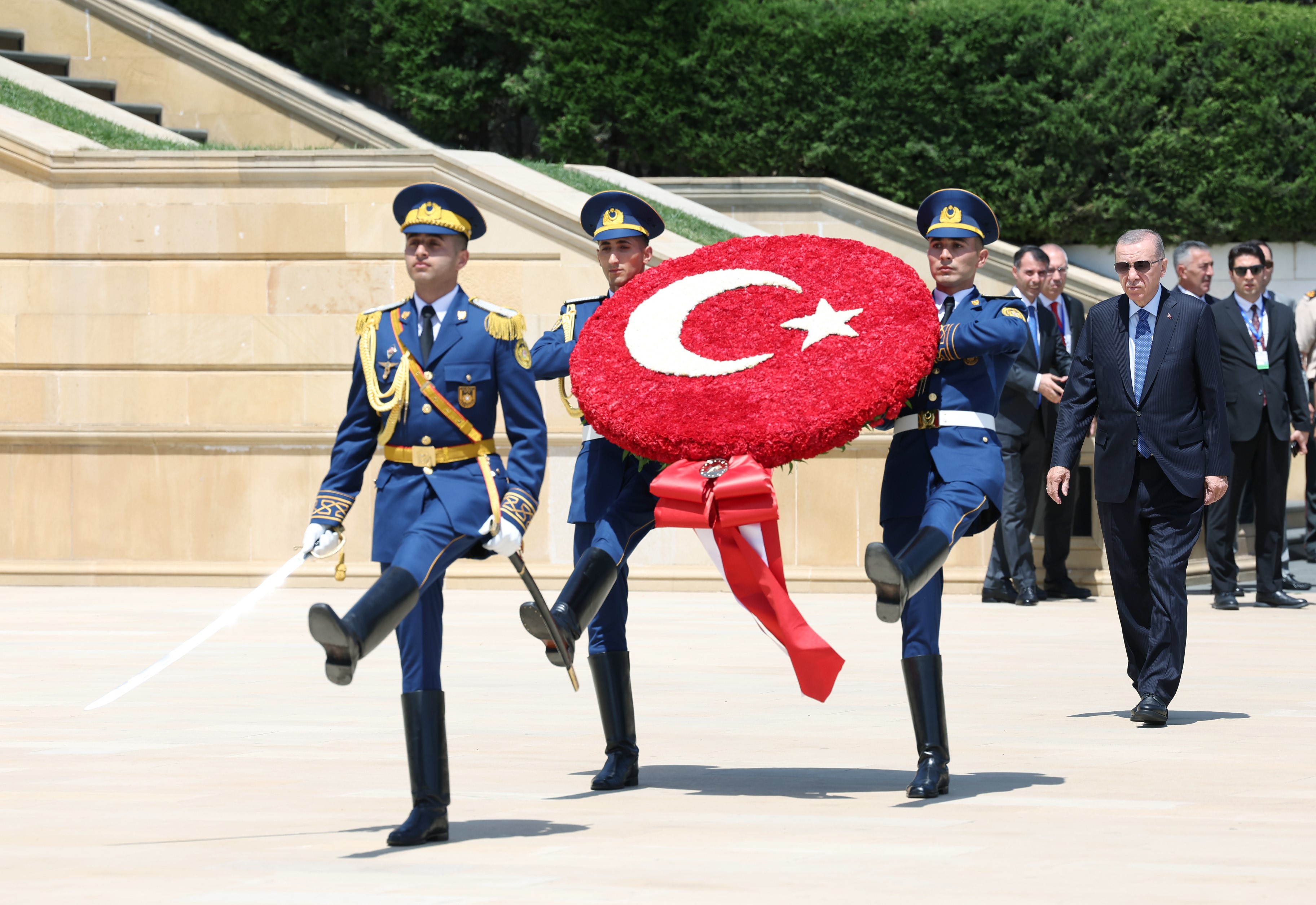 Cumhurbaşkanı Erdoğan, Bakü'de şehitliği ziyaret etti