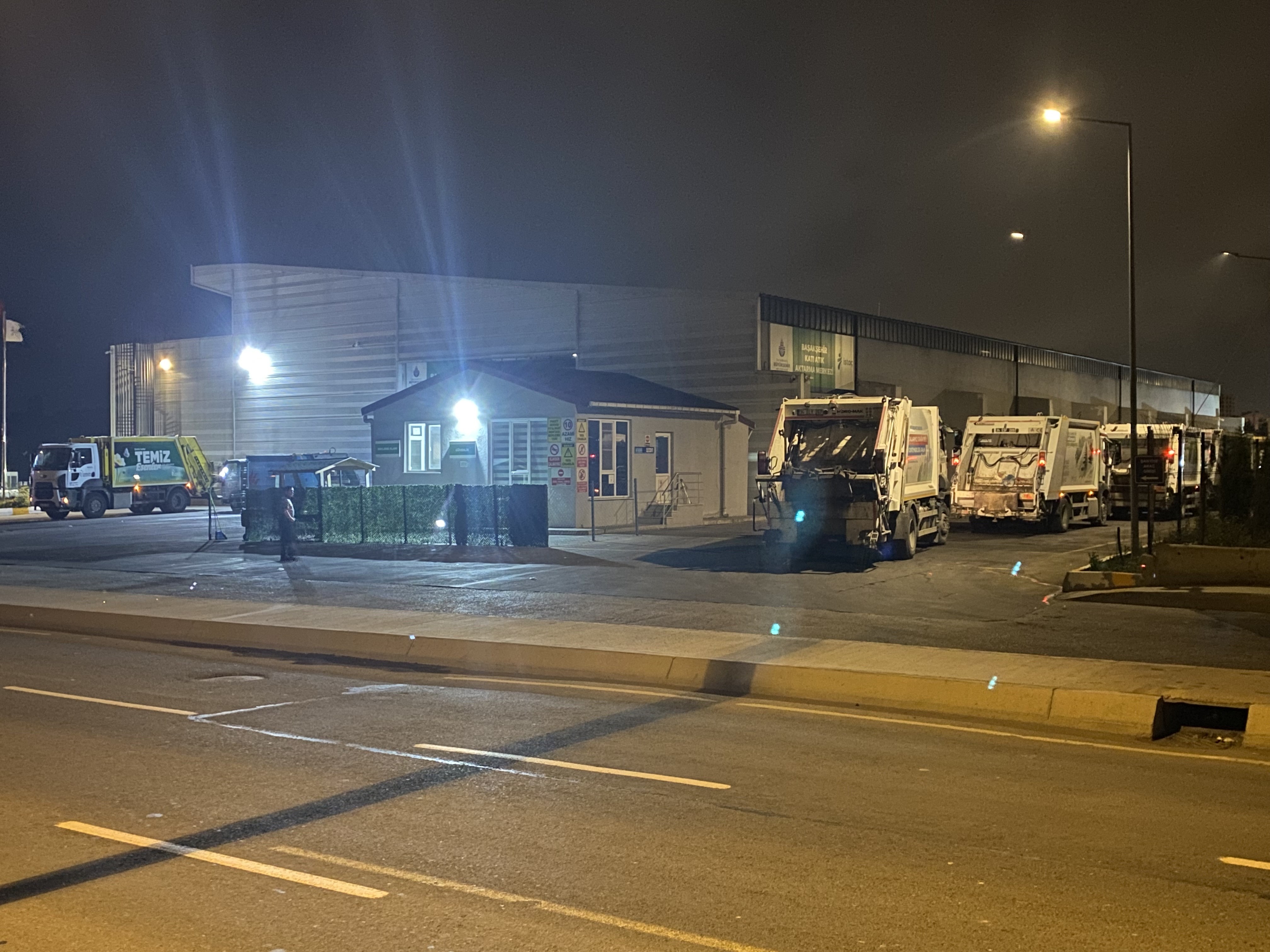 Başakşehir Katı Atık Aktarma Merkezi önündeki uzun kuyruk kamyon şoförlerini isyan ettirdi