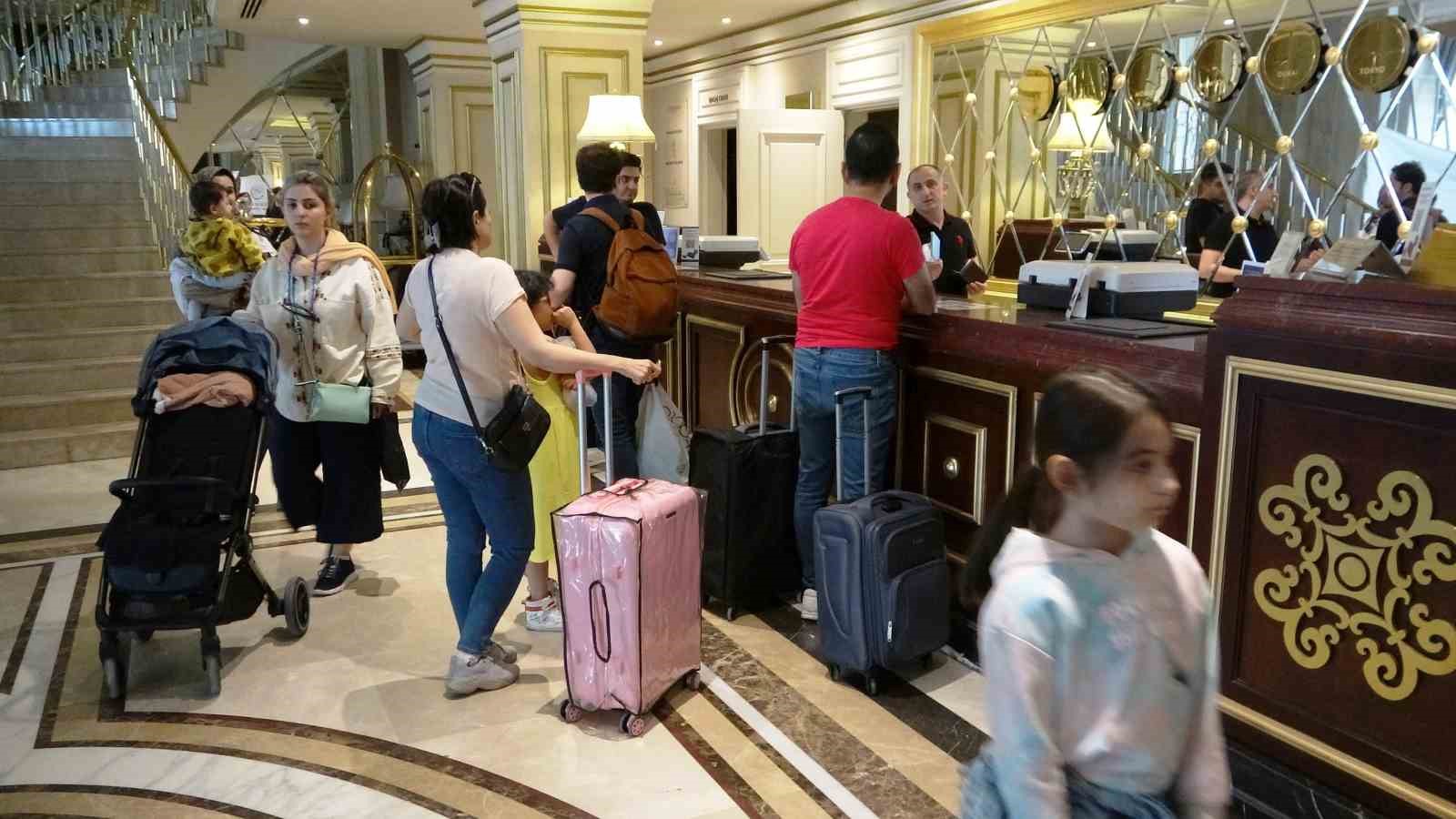 İranlı turistler 3 günlük tatil için Van’a akın etti