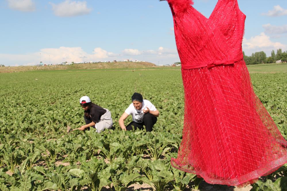 Mezuniyet elbisesi için tarlada çalışan 13 yaşındaki Narin'in hayalini gerçekleştirdiler