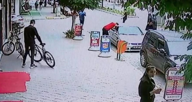 Hırsızdan 'yok artık' dedirten davranış: Trafikte kavga eden adamın motosikletini çaldı