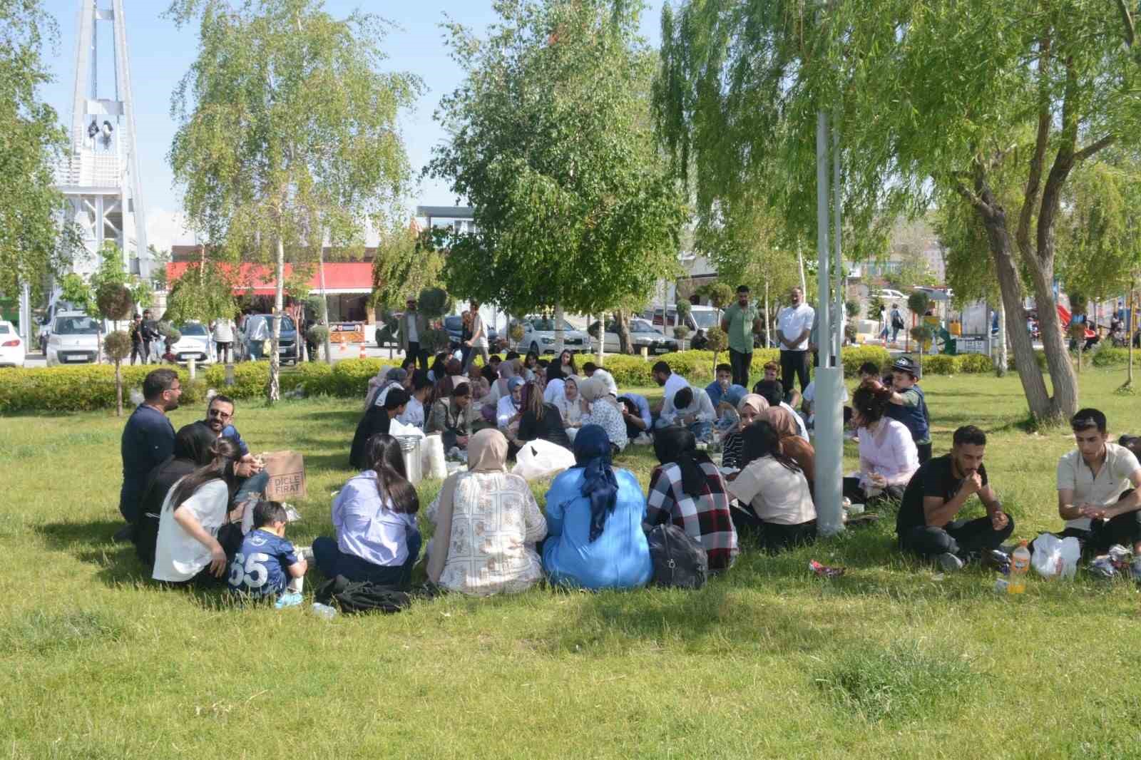 Tuşba Belediyesinden YKS’ye girecek öğrencilere moral gezisi