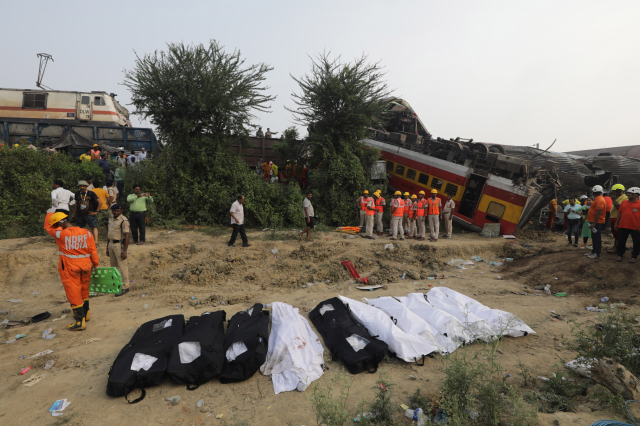 Hindistan'da 288 kişinin yaşamını yitirdiği kaza sonrası bölgeden gelen görüntüler korkunç