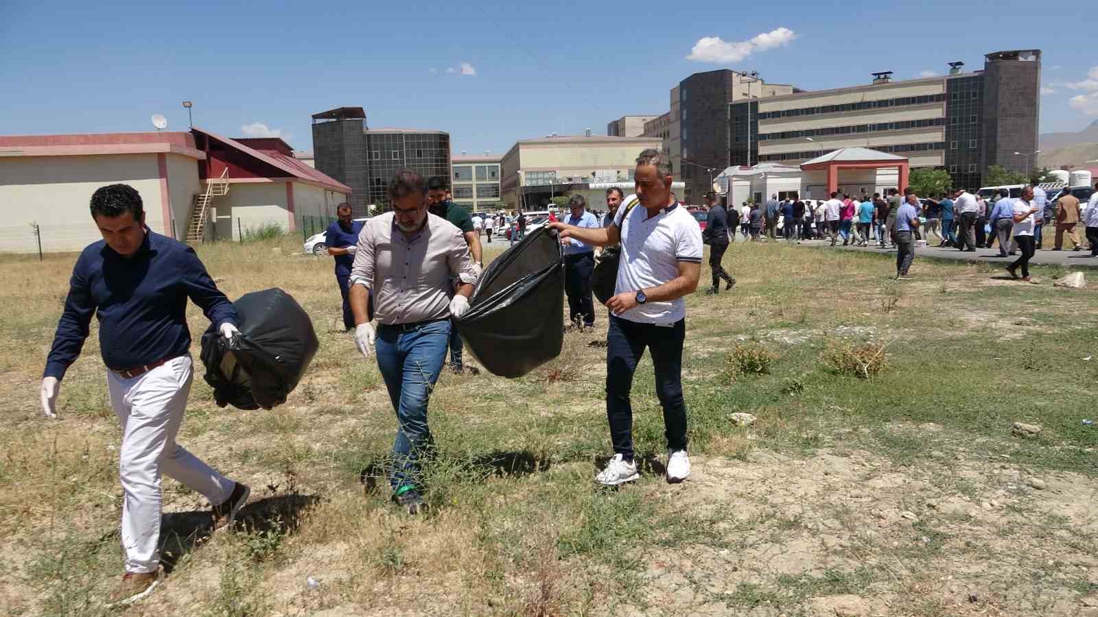 Van’daki hastane yöneticileri çevre temizliği yaptı