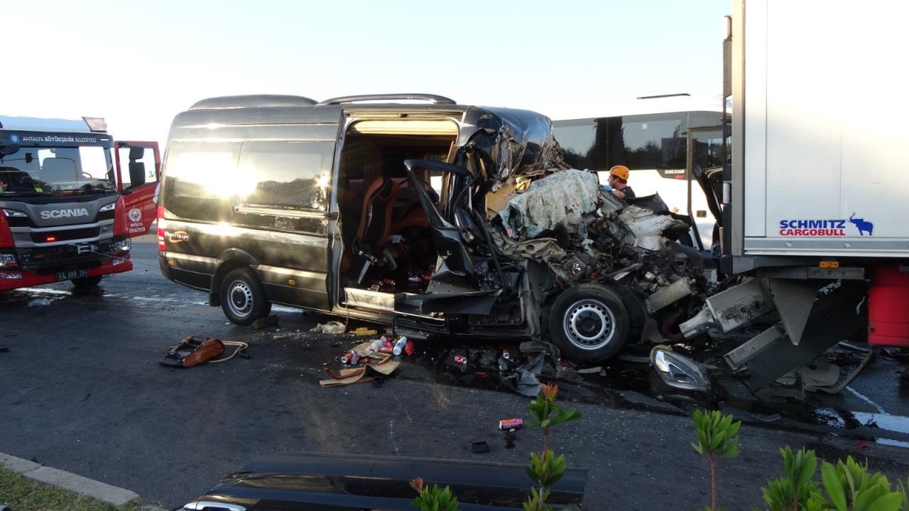 Kars'ta yolcu otobüsü viyadüğe düştü: 7 ölü, 22 yaralı var