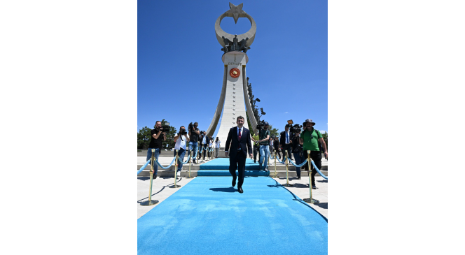 Cumhurbaşkanı Yardımcısı Yılmaz, 15 Temmuz Demokrasi ve Milli Birlik Anıtı’nı ziyaret etti