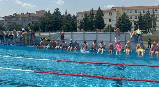 Muratlı’da ücretsiz yüzme kursları başladı