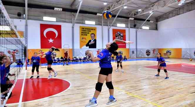 Mersin’de voleybol kursu yaz döneminde de devam ediyor