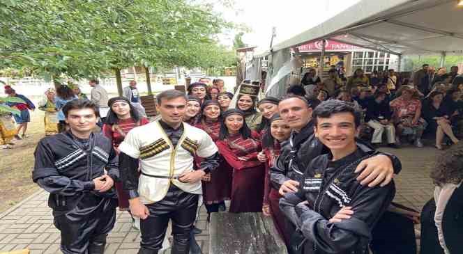 Üniversiteli folklorcular Prag’da ayakta alkışlandı