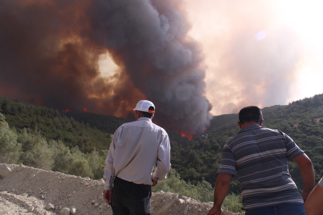 İzmir ve Antalya'da alevlerle mücadele sürüyor