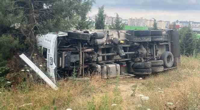 Seyir halindeki kamyon devrildi: Sürücü yaralandı