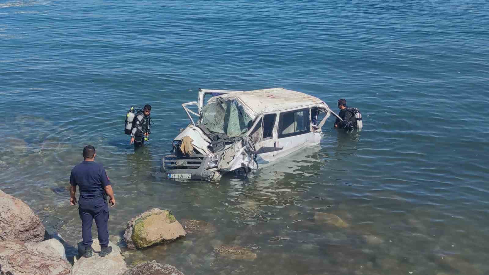 Minibüs Van Gölü’ne uçtu: 11 yaralı