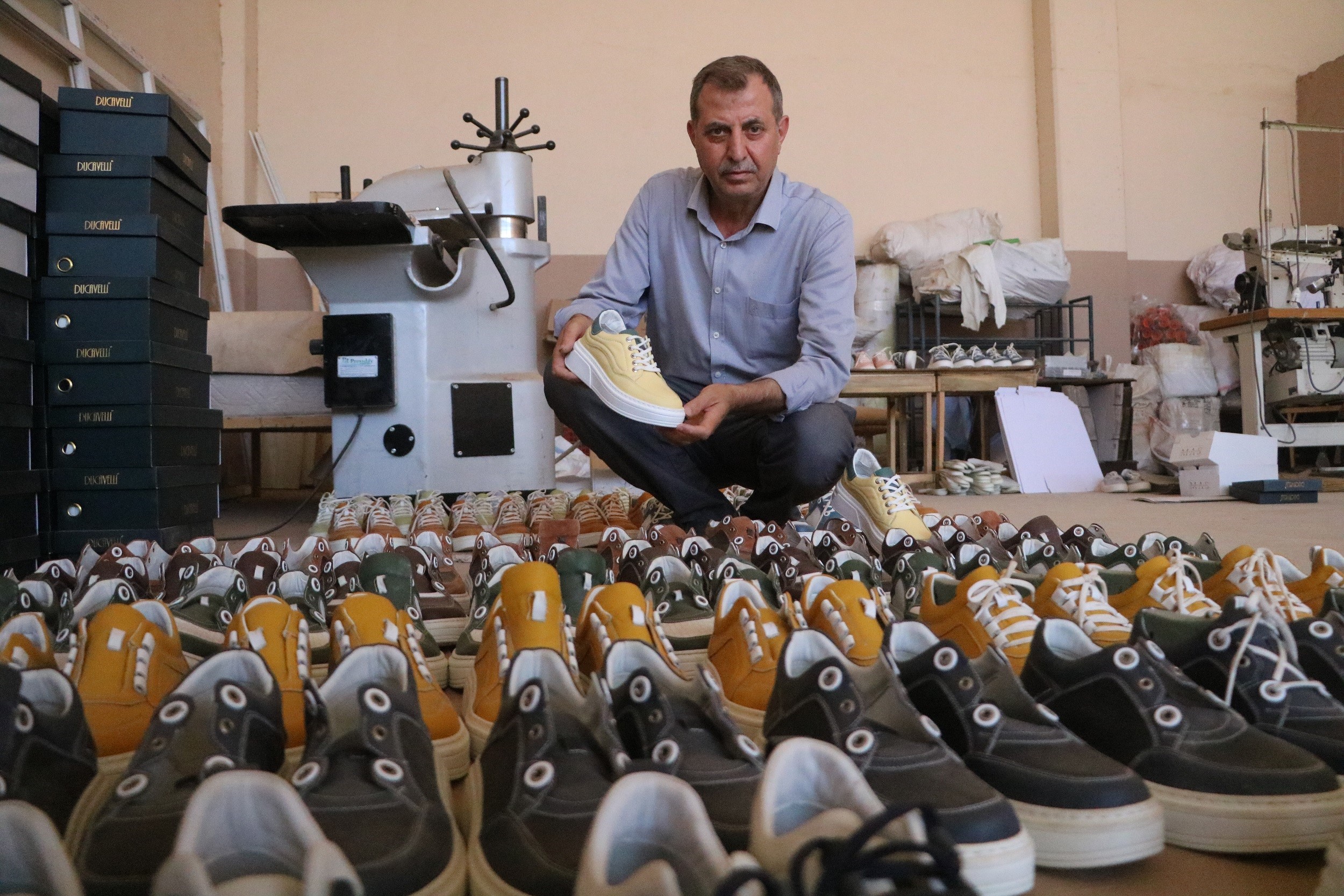Günlük bin TL’ye usta bulamayan enkaz kentin ayakkabı imalatçıları, üretmek için destek bekliyor
