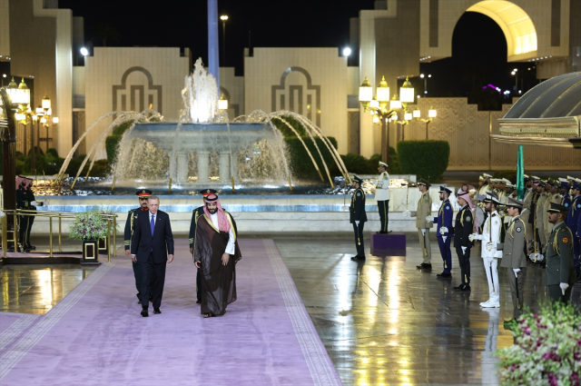 Cumhurbaşkanı Erdoğan, Suudi Arabistan'da Prens Selman ile görüştü