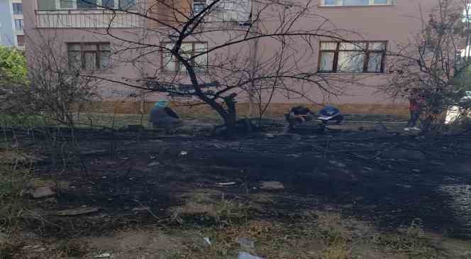 Elazığ’da korkutan yangın: Alevler evlere sıçramadan söndürüldü
