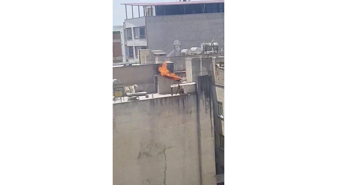 Siirt’te bir apartmanın çatısında çıkan yangın korkuttu