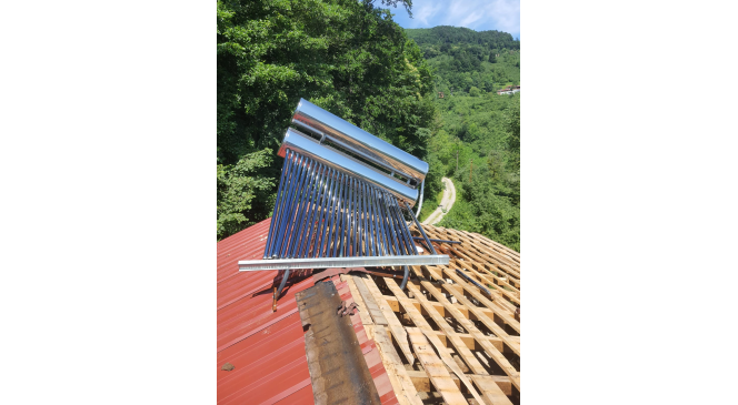 Evinin çatısını tamir ederken güneş enerjisi deposundaki sıcak suyun üzerine dökülmesi sonucu hayatını kaybetti